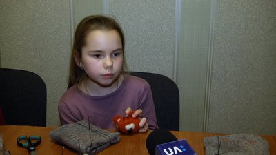 Житомирянка Лариса Дановська навчила дітей створювати новорічні іграшки з вовни