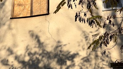 У Миколаєві вибухові хвилі призвели до тріщін у багатоповерхівці У Миколаєві вибухові хвилі призвели до тріщін у багатоповерхівці