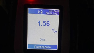 У Херсоні патрульні затримали трьох чоловіків, які вирішили покататися на чужій вантажівці У Херсоні патрульні затримали трьох чоловіків, які вирішили покататися на чужій вантажівці