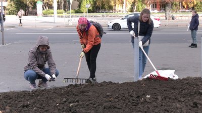 Волонтери висаджують дерева на вулиці Київській