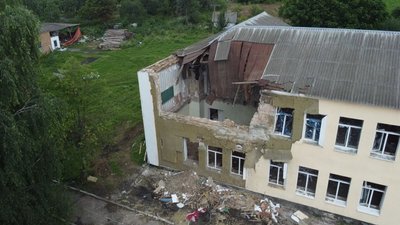 Ракетами з літака росіяни зруйнували школу та пошкодили будинки у селищі Есмань, що на Сумщині Ракетами з літака росіяни зруйнували школу та пошкодили будинки у селищі Есмань, що на Сумщині