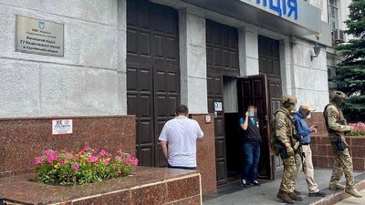 Хабарі від наркозалежних: відсторонених у Харкові поліцейських обіцяють звільнити