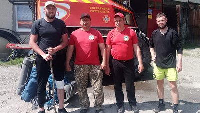 Туристам з Києва та Дніпра рятувальники надавали допомогу у горах на Закарпатті Туристам з Києва та Дніпра рятувальники надавали допомогу у горах на Закарпатті