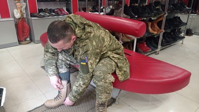 У Тернополі шиють берці для військових У Тернополі шиють берці для військових
