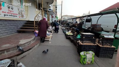 Поліція не дає розгорнутись торговцям біля ринку у Рівному Поліція не дає розгорнутись торговцям біля ринку у Рівному