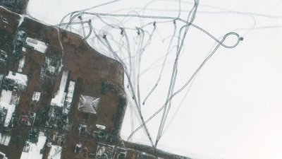 Розбитий міст в Ірпені та бронетехніка в "Антонові". Maxar показала нові супутникові знімки України