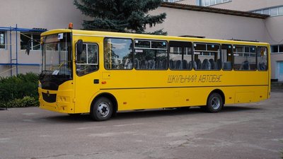 Школі передали автобус з підйомником та місцями для пасажирів на кріслах колісних