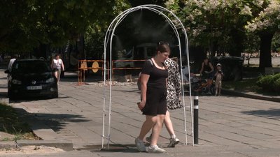 Охолоджувальні рамки та поливання доріг: Як у Рівному борються зі спекою Охолоджувальні рамки та поливання доріг: Як у Рівному борються зі спекою