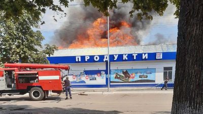 30 рятувальників гасять пожежу в магазині на Харківщині