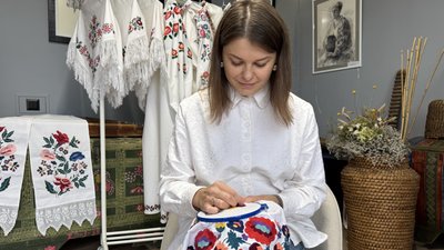 Хотілося б, щоб молодь вивчала родинну вишивку: волинянка відтворила сорочку своєї бабусі Хотілося б, щоб молодь вивчала родинну вишивку: волинянка відтворила сорочку своєї бабусі