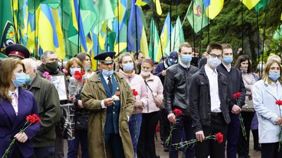 9 травня у Харкові: до Меморіалу Слави несуть квіти 9 травня у Харкові: до Меморіалу Слави несуть квіти