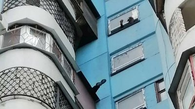 У спальному районі Одеси чоловіка знімали з козирку балкону на 10 поверсі У спальному районі Одеси чоловіка знімали з козирку балкону на 10 поверсі