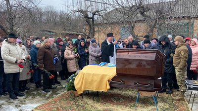 "Його образ — це великі карі очі": на Полтавщині попрощалися із сержантом Олександром Тараненком "Його образ — це великі карі очі": на Полтавщині попрощалися із сержантом Олександром Тараненком
