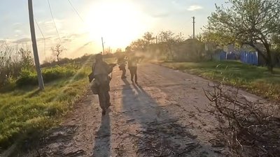Українські військові штурмують у село