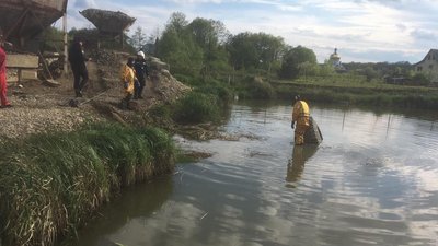 На Прикарпатті трактор перекинувся у ставок. Водій втопився