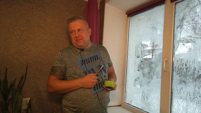Зубною пастою на вікнах. Франківець Анатолій Євстигнєєв створює новорічні картини Зубною пастою на вікнах. Франківець Анатолій Євстигнєєв створює новорічні картини