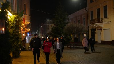 Як Чернівці прикрасили до Нового року Як Чернівці прикрасили до Нового року