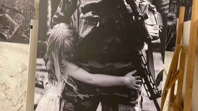 "Биті, але не скорені": у Вінниці презентують чорно-білі світлини з різних міст України "Биті, але не скорені": у Вінниці презентують чорно-білі світлини з різних міст України