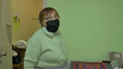 Сітки, маски та одяг: полтавські волонтери "Невтомних бабусь" готують допомогу бійцям
