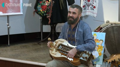 Рівнянин експонує традиційні музичні інструменти зі своєї колекції Рівнянин експонує традиційні музичні інструменти зі своєї колекції