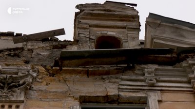 Будинок в Одесі, фасад якого почав протікати після ракетного удару Будинок в Одесі, фасад якого почав протікати після ракетного удару