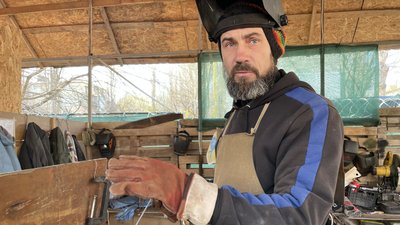 Пластини для бронежилетів з автомобільних деталей: як працює виробництво у Штабі оборони Одеси Пластини для бронежилетів з автомобільних деталей: як працює виробництво у Штабі оборони Одеси