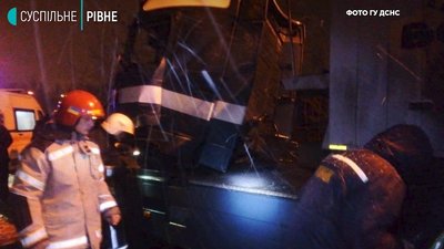 Біля зоопарку у Рівному зіткнулись вантажівки, одного з водіїв затисло Біля зоопарку у Рівному зіткнулись вантажівки, одного з водіїв затисло