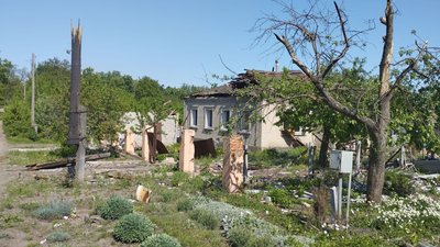 Пошкоджений приватний будинок через обстріли РФ в Донецькій області, 1 травня 2024 року