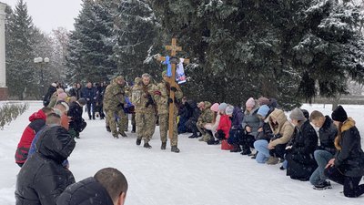 "Своє життя поклав за нас": у Полтаві попрощалися із солдатом Володимиром Ропотилом "Своє життя поклав за нас": у Полтаві попрощалися із солдатом Володимиром Ропотилом