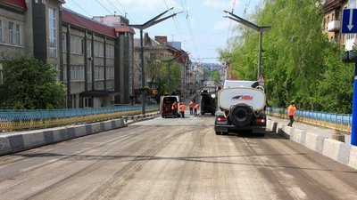 На Тернопільському мосту через залізничну колію замінили асфальтне покриття На Тернопільському мосту через залізничну колію замінили асфальтне покриття
