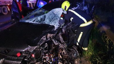 На Рівненщині в аварії затисло водія. Його деблокували рятувальники На Рівненщині в аварії затисло водія. Його деблокували рятувальники