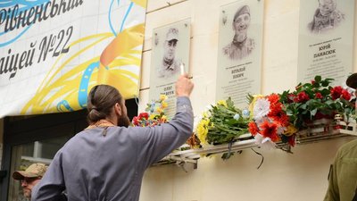 Меморіальну дошку на честь військового та медійника Віталія Зінича відкрили у Рівному