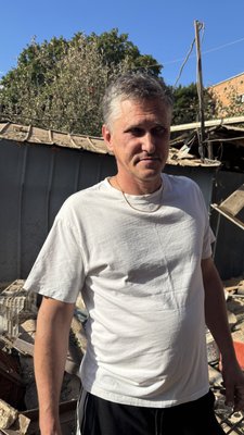 «Прокинувся - на мені стеля лежить». Мешканці Сум про наслідки обстрілу КАБами «Прокинувся - на мені стеля лежить». Мешканці Сум про наслідки обстрілу КАБами