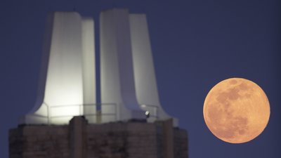 Над Землею піднявся Квітковий Місяць. Як він виглядав з різних куточків світу
