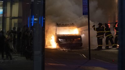 У США підпалюють відділки поліції і авто після загибелі затриманого поліцією афроамериканця У США підпалюють відділки поліції і авто після загибелі затриманого поліцією афроамериканця
