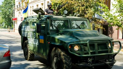 У День міста харківські поліцейські патрулюють місто на трофейному російському "Тигрі" У День міста харківські поліцейські патрулюють місто на трофейному російському "Тигрі"