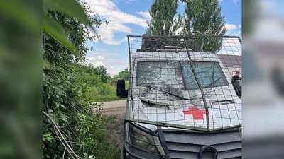 Понівичена обстрілом автівка волонтерів 25 червня 2026 року