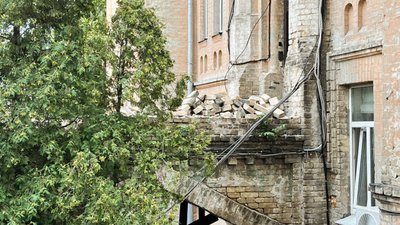 Роботи з демонтажу частини історичної будівлі у Києві зупинені Роботи з демонтажу частини історичної будівлі у Києві зупинені