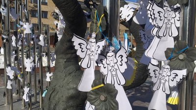 Дерево Свободи у Вінниці прикрасили паперових янголів Дерево Свободи у Вінниці прикрасили паперових янголів