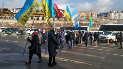 Прикарпатські підприємці блокували дорогу до Буковеля. Вимагали припинити роботу курорту Прикарпатські підприємці блокували дорогу до Буковеля. Вимагали припинити роботу курорту