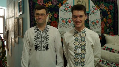 "Вишиванка личить усім". У Кропивницькому в етнолабораторії влаштували фотосесію для кропивничан у вишитих сорочках "Вишиванка личить усім". У Кропивницькому в етнолабораторії влаштували фотосесію для кропивничан у вишитих сорочках