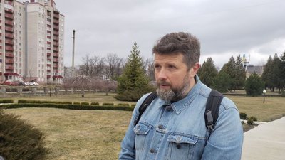 "Це терапевтична штука" — сумський письменник Владислав Івченко про свої "військові оповідання"