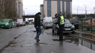 Міряють ями і не тільки: як у Рівному патрульні обстежують дороги Міряють ями і не тільки: як у Рівному патрульні обстежують дороги