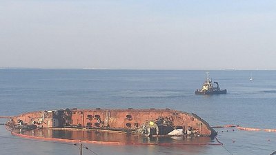 Спроба підняти затонулий танкер з узбережжя Одеси не вдалася, роботи завершили – ОДА