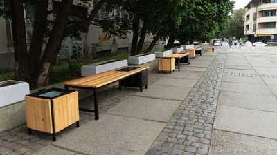 В Ужгороді встановили 8 екологічних лавиць із зарядними станціями на сонячних панелях