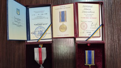 На Полтавщині доньці загиблого воїна передали нагороди батька На Полтавщині доньці загиблого воїна передали нагороди батька