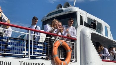 Тернопільські випускники відсвяткували останній дзвоник на набережній ставу