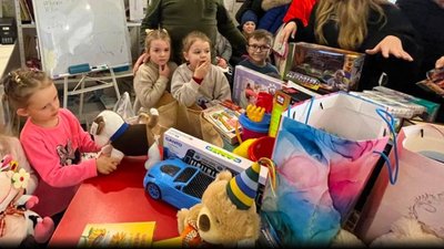 "Вибирали з ідеєю": молодята з Рівного передали дітям ВПО іграшки, які подарували їм гості на весіллі замість квітів
