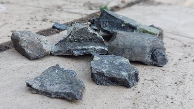 На місці ракетного удару РФ по Харкову працюють комунальники: пошкоджена теплотраса На місці ракетного удару РФ по Харкову працюють комунальники: пошкоджена теплотраса