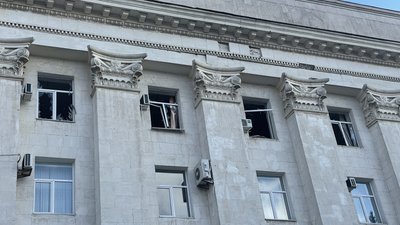 Російські окупанти знову обстріляли будівлю ОВА в Херсоні Російські окупанти знову обстріляли будівлю ОВА в Херсоні